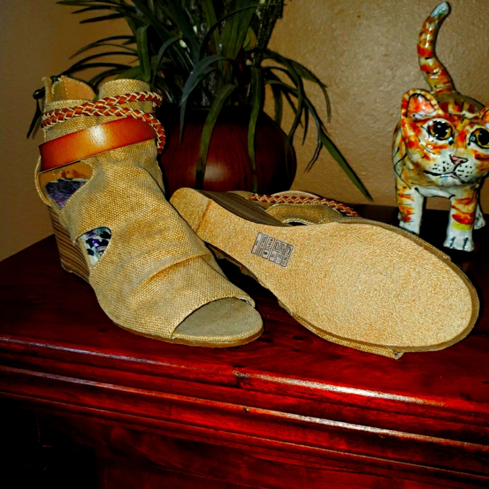 Blowfish sz 9 Tan wedge sandals